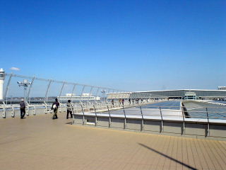 スカイデッキからターミナルビルを望む