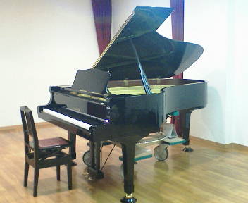 練習会会場のピアノ
