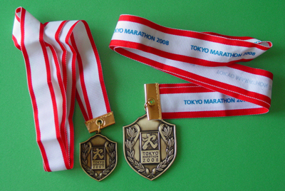 東京マラソン2007と東京マラソン2008の完走メダル