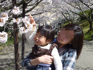 桜と娘