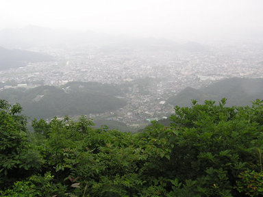 小雨に煙る　山頂からの　市内風景