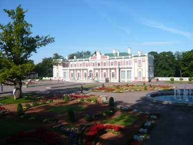 カドリオルク公園内の宮殿（現・美術館）とバロック様式庭園（エストニア・タリン近郊にて）