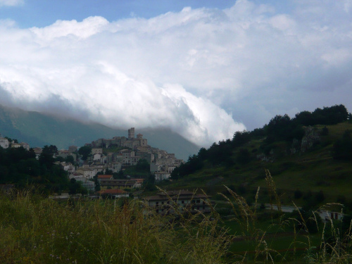 abruzzo-casteldelmonte-1.jpg