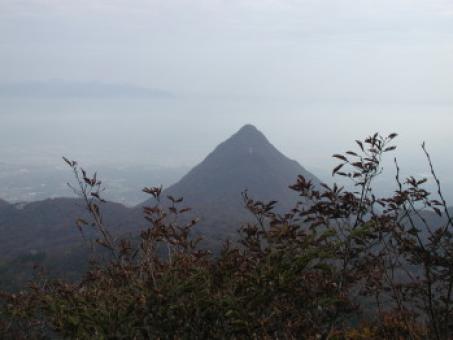 雌岳から水沢山を望む２００５．１１．３(木）