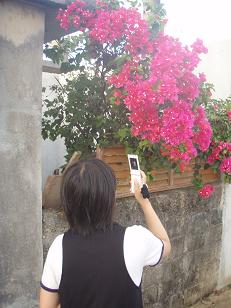 花を撮るちっち.JPG