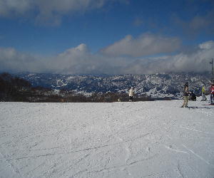 CIMG5667.遠くの山々も見えて広々したゲレンデJPG.JPG