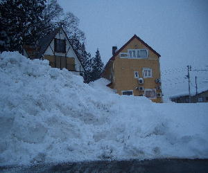 CIMG7792.駐車場の雪の山の向こうにオーベルじゅJPG.JPG