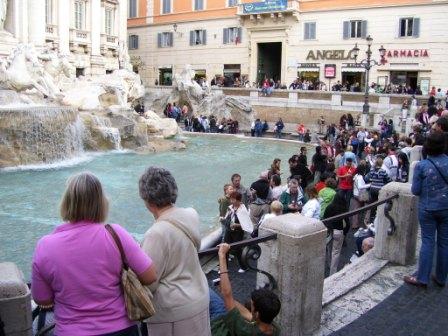 トレヴィの泉　観光客いっぱい