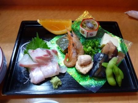 鯛飯についている鯛のさしみほか