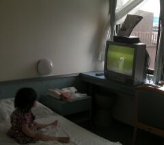 015.ホテルでテレビ.jpg