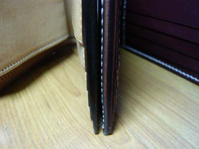 TAKUYA　コードバン財布と万双　ブライドルレザー折財布のコバ厚