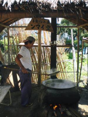 黒糖作り・アク取り