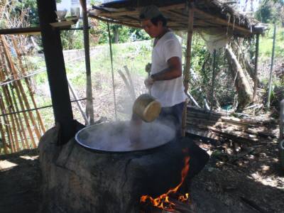 黒糖作り・かき混ぜ