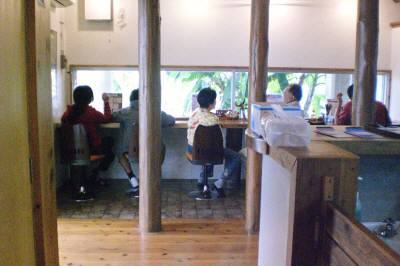 古謝そば屋、カウンター席