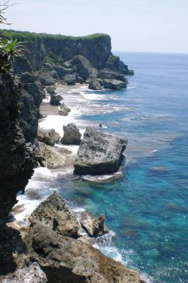 断崖絶壁と白波