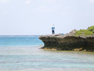 池間の釣り人