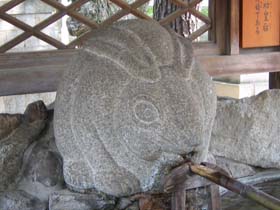 兎の手水.jpg