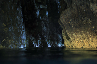 青海島の海の中‐洞窟