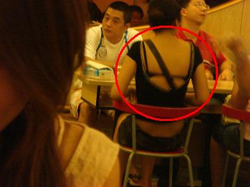 反則な女の背中