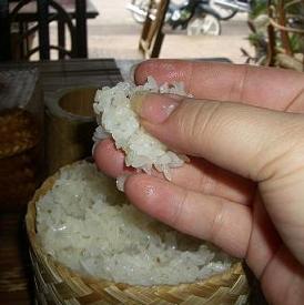 ラオス　カオニャオの食べ方