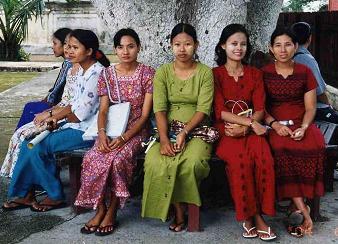 タナカを塗るミャンマーの女性