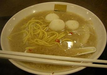 シンガポール 白身魚のボール入り麺