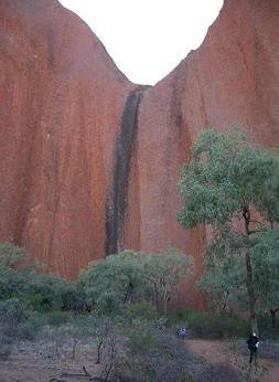 オーストラリア　ウルル 雨が降ったら滝