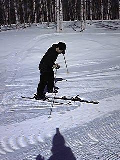 長男、初めてスキーを履く
