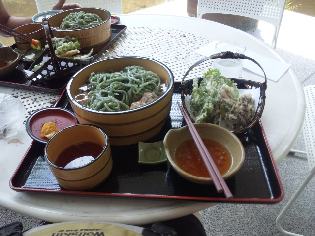 よもぎうどんと山菜の天ぷら