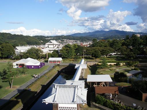 金沢城から富山県方向