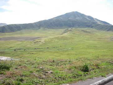 阿蘇草千里から望む烏帽子岳。阿蘇五岳の一つです。