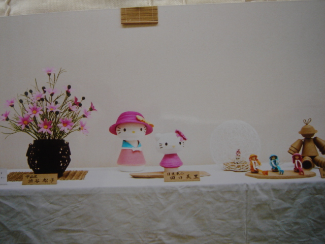 コスモスとＫＩＴＴＹとお人形　－紙ひも作品展　２００６
