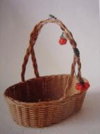 赤い実を付けた楕円のかご　１９９８年５月作　バザーの時に初めて作ったかごの一つです