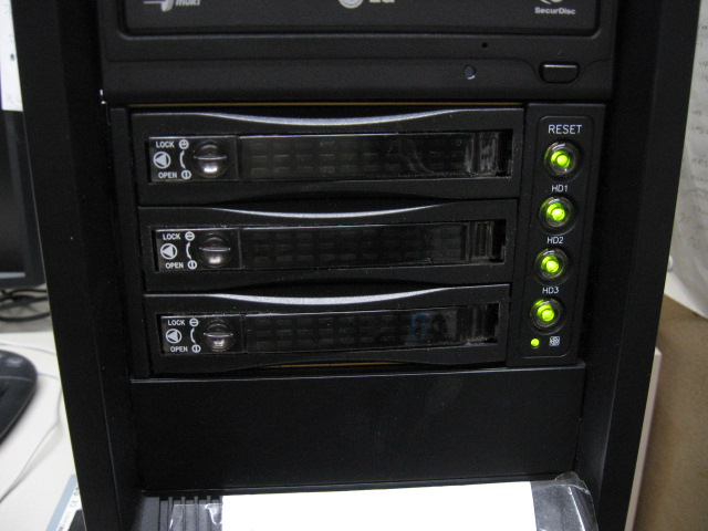 データサーバ用ドライブとして1.5TBを２個積む