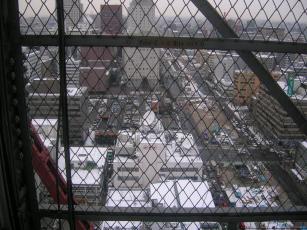 さっぽろ雪まつりテレビ塔の階段を降りる