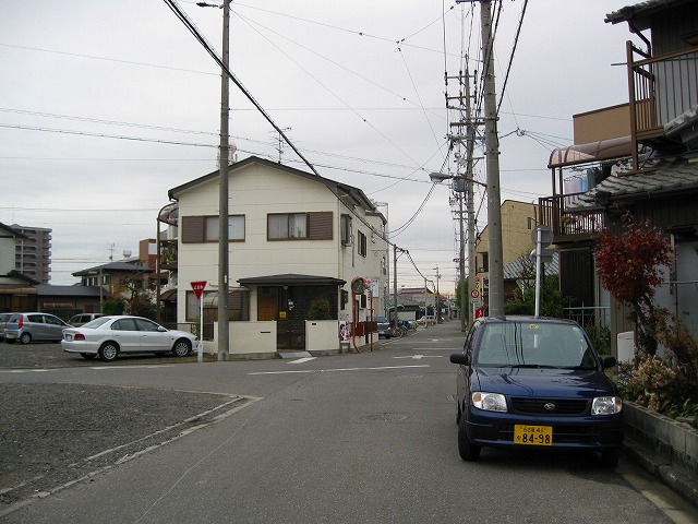 横町公園前から見た津島上街道