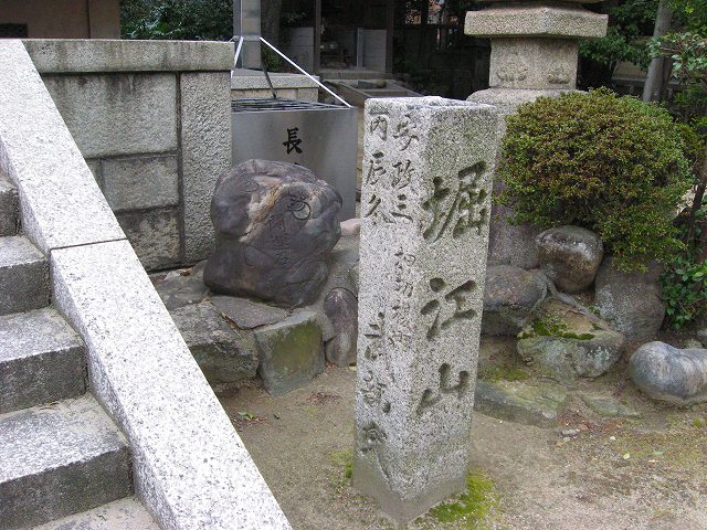 堀江山の石像