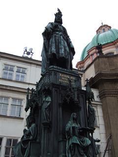 カレル４世の像