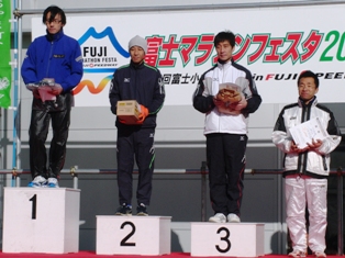 富士マラソンフェスタ2009_1220_2位ITさん.JPG