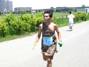 ふれあい赤羽駅伝2009_0608_最後のダッシュ.JPG