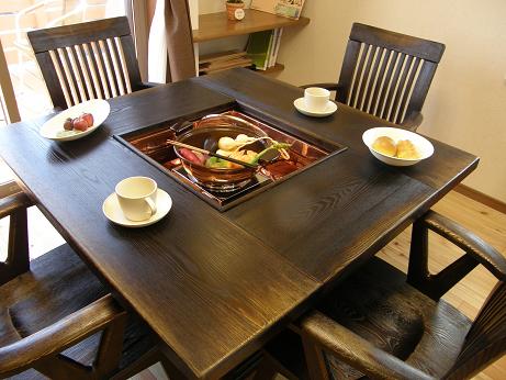 囲炉裏のようなテーブル