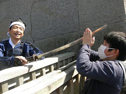 刀をウケる次男