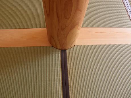 茶色い縁の畳の柱型