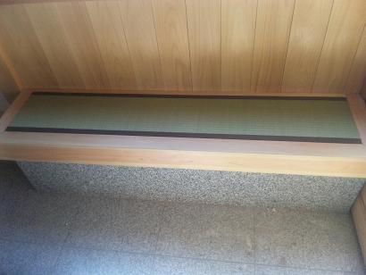 お寺の玄関の畳ベンチ