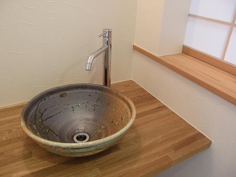 渋い陶器の洗面台