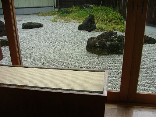畳ベンチと石庭