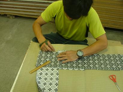 拝敷を縫う社長