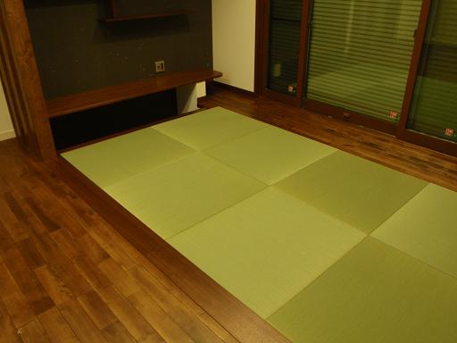 小さな机が建て付けてある縁無半畳のお部屋