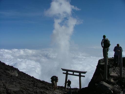 鳥居と雲海