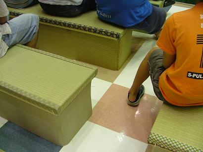 お客さんの椅子も畳